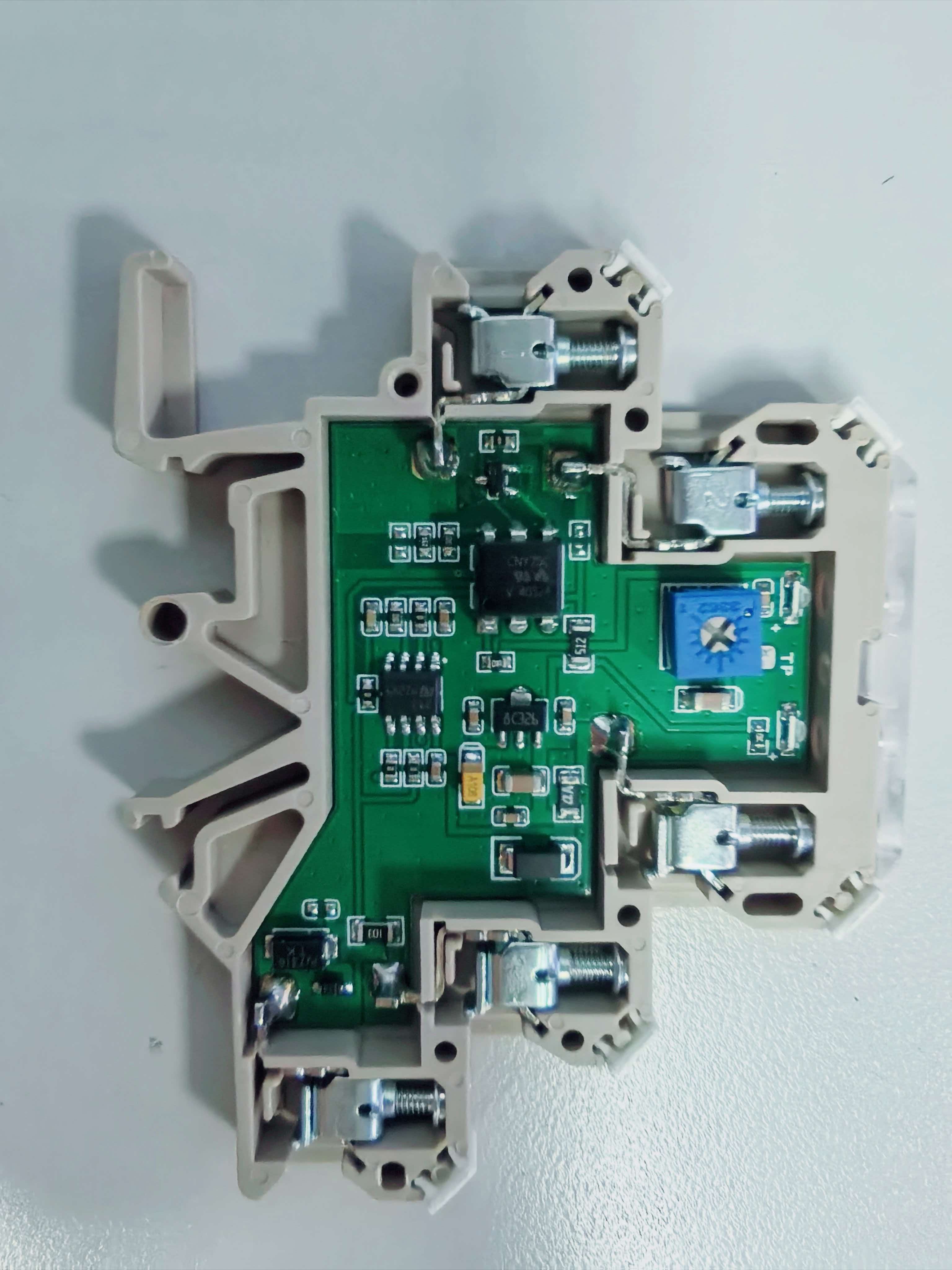 改造后：PCB板布线并内嵌于导轨端子台外壳的实物图